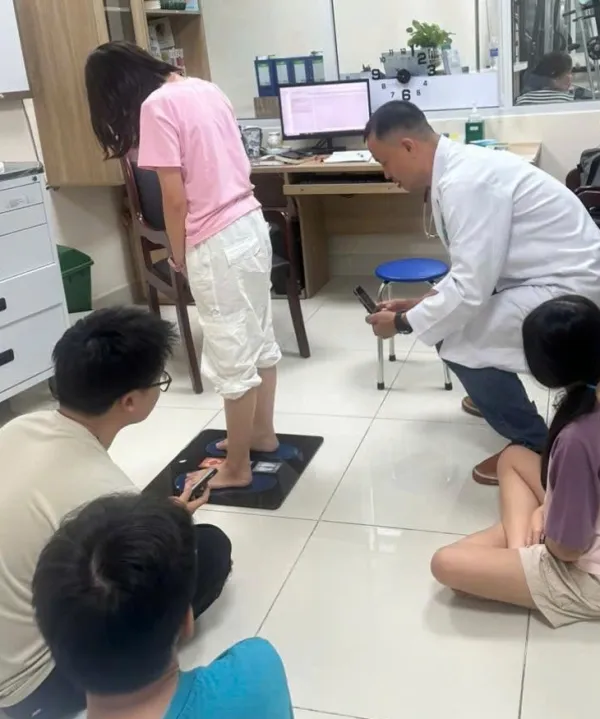 Đừng hoảng khi con có bàn chân bẹt - Ảnh 1.
