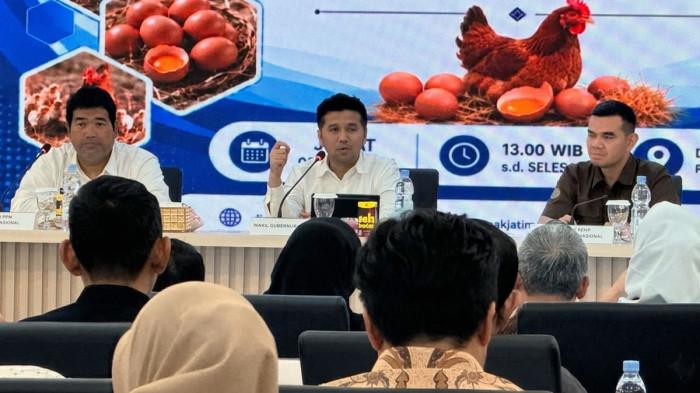 RAKOR - Wakil Gubernur Jawa Timur, Emil Elestianto Dardak memimpin rakor khusus stabilisasi pasokan dan harga telur ayam ras guna mengatasi harga telur ayam anjlok, Jumat (5/6/2026). Rakor itu menghasilkan tiga poin penting terkait kewajiban SPPG menyerap telur langsung dari peternak.