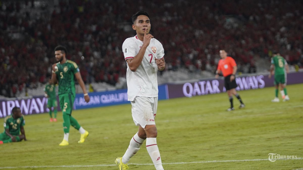 Pesepak bola Timnas Indonesia Marselino Ferdinan selebrasi usai mencetak gol ke gawang Timnas Arab Saudi pada pertandingan Grup C putaran ketiga Kualifikasi Piala Dunia 2026 Zona Asia melawan Australia di Stadion Utama Gelora Bung Karno (SUGBK), Jakarta, Selasa (19/1/2024). Indonesia sementara unggul 2-0 atas Arab Saudi. TRIBUNNEWS/HERUDIN