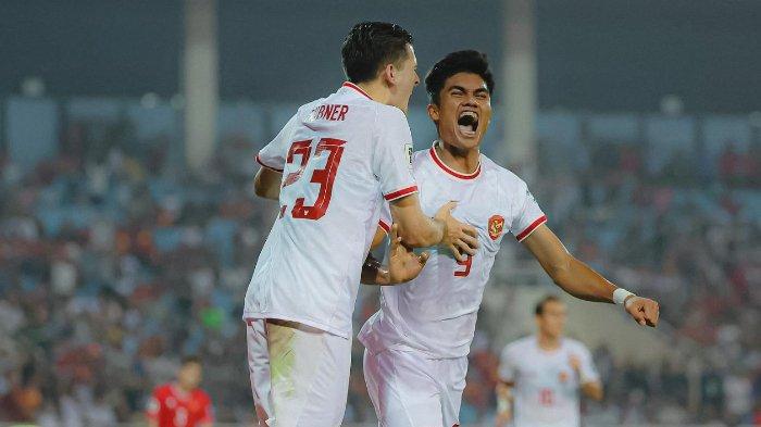 Pemain Timnas Indonesia Ramadhan Sananta merayakan gol dengan Justin Hubner dalam pertandingan Kualifikasi Piala Dunia 2026 grup F antara Vietnam vs Timnas Indonesia di My Dinh National Stadium, Hanoi. Di akhir laga Timnas Indonesia menang dengan skor 0-3.
