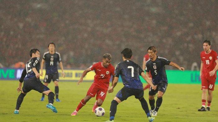 Pemain Timnas Indonesia Yakob Sayuri dalam kepungan pemain Jepang pada pertandingan ronde 3 Kualifikasi Piala Dunia 2026.