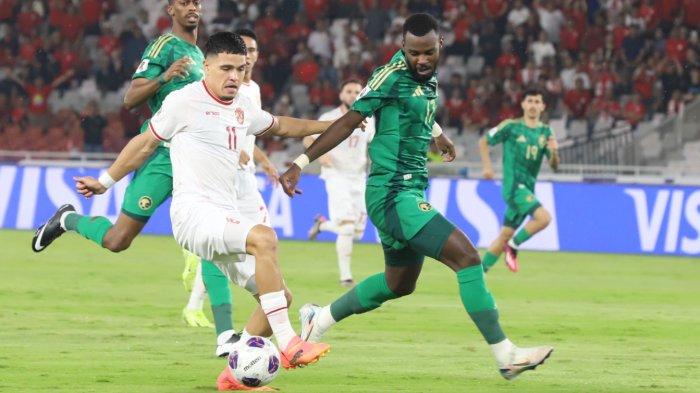 Pemain timnas Indonesia Ragnar Oratmangoen berebut bola dengan pemain Arab Saudi pada laga kualifikasi piala dunia zona asia grup C 2026 di SUGBK, Senayan, Jakarta Pusat, Selasa (19/11/2024). Tribunnews/Jeprima