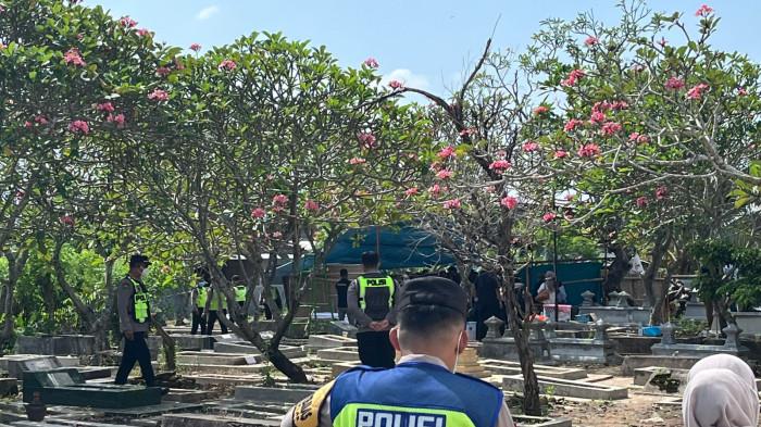 PENGAMANAN - Polisi melakukan ekshumasi makam wanita yang diduga korban keracunan di Dukuh/Desa Sindon, Kecamatan Ngemplak, Kabupaten Boyolali, Sabtu (30/5/2026). Wanita berinisial A (57) yang telah dimakamkan pada Selasa (19/5) itu diduga meninggal karena keracunan, setelah memakan sate ayam yang dikirim oleh anak menantunya yang tinggal di Kartasura.