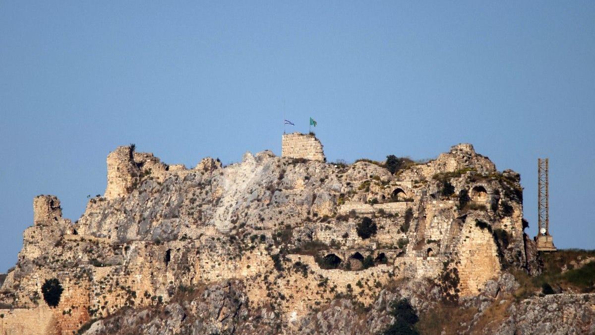 PERANG ISRAEL - Bendera Israel berkibar di atas Kastil Beaufort abad pertengahan, yang dikenal secara lokal sebagai Qalaat al-Shaqif atau Shaqif Arnoun, seperti yang terlihat dari daerah Marjayoun di Lebanon selatan pada 31 Mei 2026.(-)