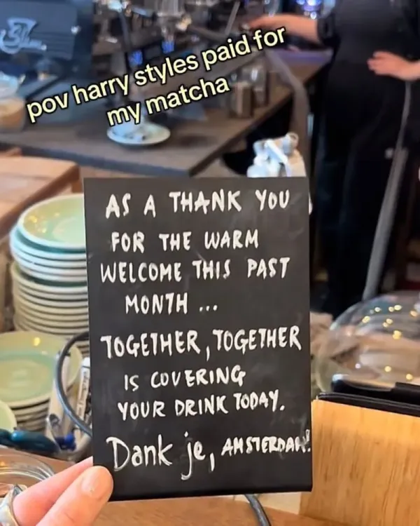 Harry Styles Bikin Kejutan di Amsterdam, Seluruh Kopi Pelanggan Dibayar!