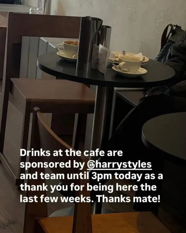 Harry Styles Bikin Kejutan di Amsterdam, Seluruh Kopi Pelanggan Dibayar!