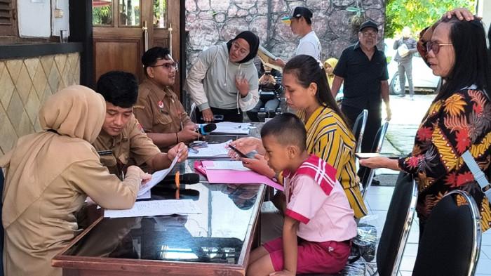 SPMB 2026 - Suasana posko SPMB 2026 di Kantor Disdik Jalan dr Wahidin Nomor 118, Jatingaleh, Kecamatan Candisari, Kota Semarang, Senin (8/6/2026). SPMB jenjang TK dan SD di Kota Semarang resmi dibuka mulai Senin (8/6/2026) pukul 00.01.