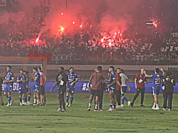 Oknum Bobotoh sempat menyalakan flare setelah laga pekan ke-34 Super League 2025/2026 antara  Persib Bandung melawan Persijap Jepara di Stadion Gelora Bandung Lautan Api, Bandung, Jawa Barat, Sabtu (23/5/2026). 