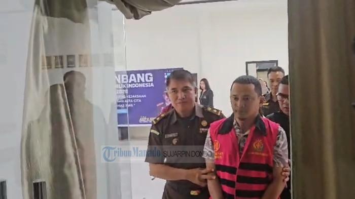 TERSANGKA - Arga Karian (rompi pink) jadi tersangka baru kasus korupsi Dana Hibah KPU Boltim. Ia mengenakan rompi merah muda saat digiring dari kantor Kejari Kotamobagu ke rutan kelas II B Kotamobagu, Senin(08/06/2026) malam.