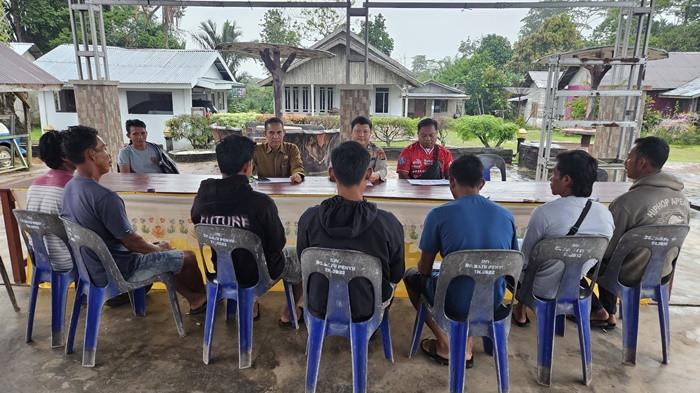 MEDIASI - Personel Bhabinkamtibmas Desa Batu Penyu mendampingi proses mediasi (problem solving) antara pihak korban dan terlapor dalam perkara pencurian mesin robin di Kantor Desa Batu Penyu, Kecamatan Gantung, Belitung Timur, Senin (8/6/2026). Melalui restorative justice, kedua belah pihak sepakat menempuh jalan damai yang dituangkan dalam surat pernyataan bermeterai serta dilanjutkan pencabutan Laporan Polisi di Mapolsek Gantung.