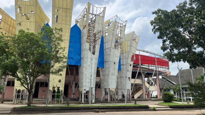 GOR KOTA BARU - GOR Jambi rusak parah. Ada sejumlah titik kerusakan fasilitas publik untuk olah raga dan seni di kawasan Kota Baru, Kota Jambi, semisal GOR, GOS, gedung senam, dan lain-lain, Senin (1/6). Atap, plafon, dinding, dan banyak bagian rusak. 