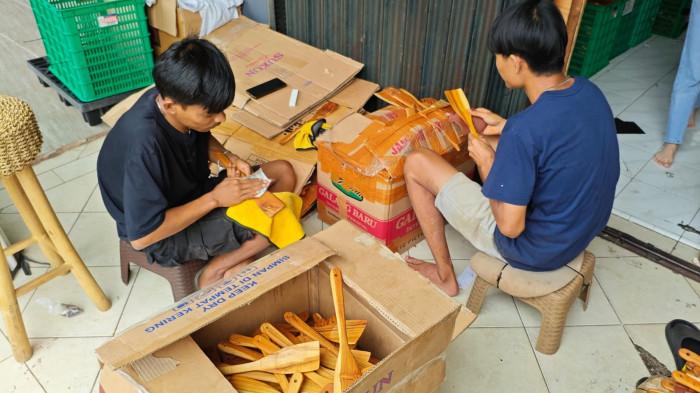 2 pekerja di tempat produksi akhir Homliv di PIK 1