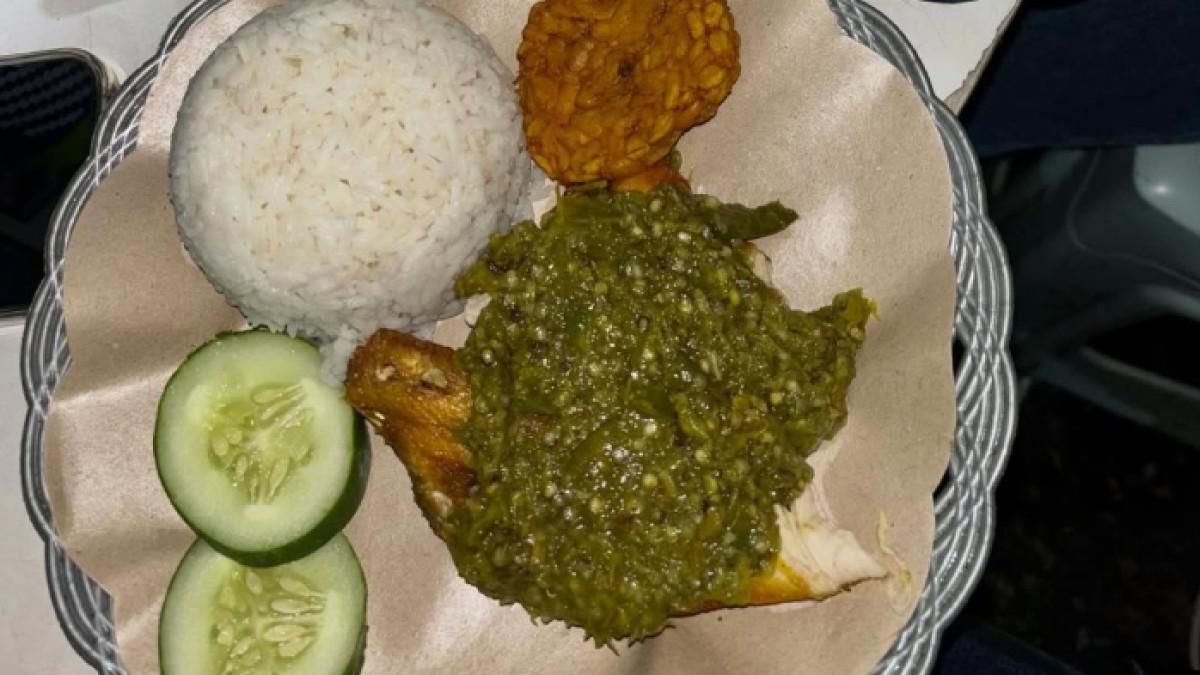 Ayam Penyet Cabe Ijo AA Sipit, kuliner pedas di Jakarta untuk menu makan malam.