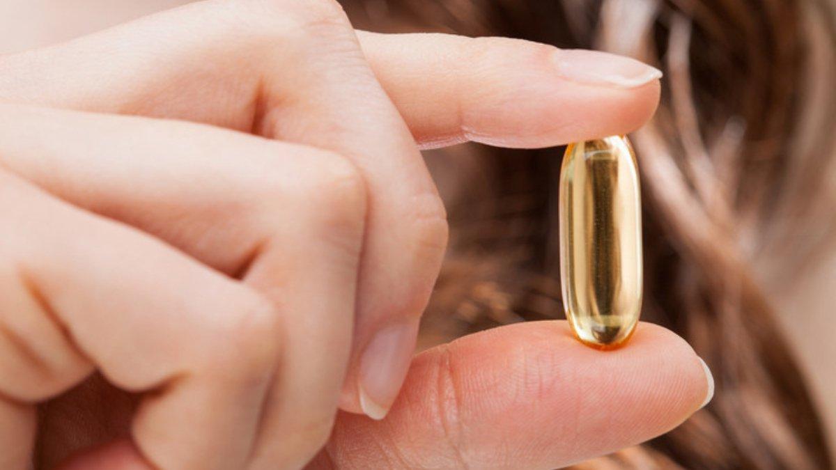 Rutin mengonsumsi vitamin dapat membantu membuat rambut sehat.
