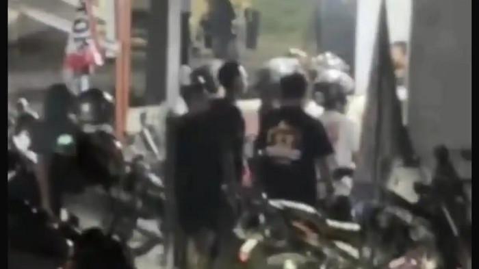 Kegiatan silaturahmi yang digelar komunitas suporter Viking Serang Banten di Kecamatan Kragilan, Kabupaten Serang, berakhir ricuh diduga diserang The Jakmania.