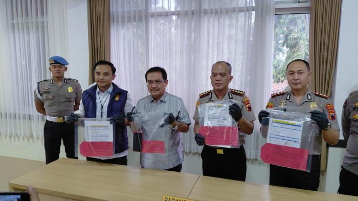 KASUS MANDIRI TASPEN - Menunjukan barang bukti dalam konferensi pers yang digelar di Mapolresta Banyumas, Senin (8/6/2026). Berdasarkan fakta yang dihimpun penyidik, sedikitnya 137 nasabah telah mengadukan kasus serupa kepada pihak Bank Mandiri Taspen Purwokerto.
