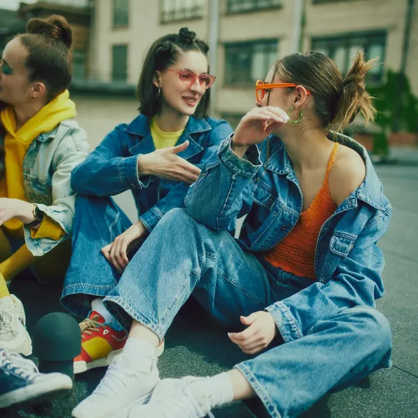 millennials dressing up in 90s fashion