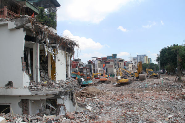 A corner of the residential area in Van Kiep, Hong Ha ward is being demolished to make space for a road leading to Tran Hung Dao bridge, on May 28. Photo: Quynh Duong