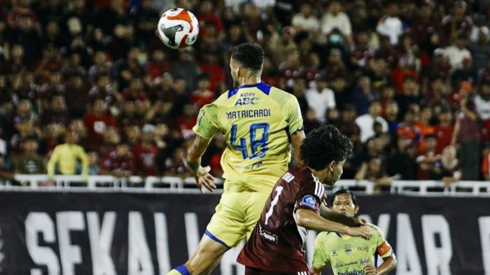 SUNDUL BOLA- Pemain Persib, Matricardi, menyundul bola dikawal pemain PSM Makassar dalam laga pekan ke- 33 Super League 2025/2026 di Stadion BJ Habibie, Parepare, Minggu (17/5/2026). Persib unggul sementara 1-0.