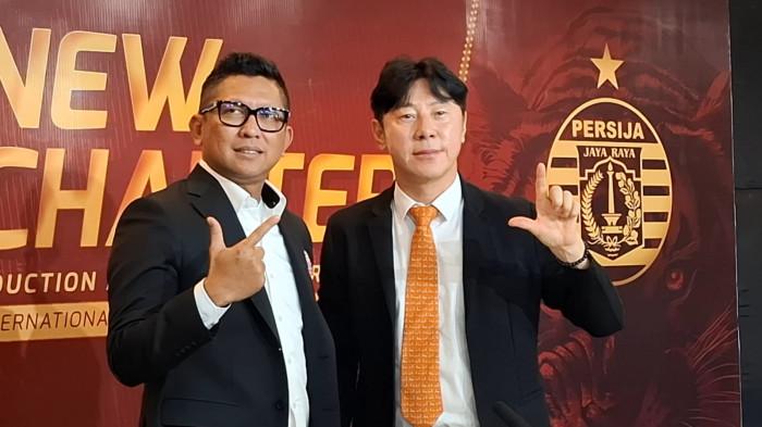 STY LATIH PERSIJA - Pelatih asal Korea Selatan, Shin Tae-yong (STY) berfoto bersama Direktur Persija Jakarta, Mohamad Prapanca. STY mengungkap alasan di balik keputusannya menerima tawaran Persija Jakarta untuk menjadi pelatih kepala Macan Kemayoran.