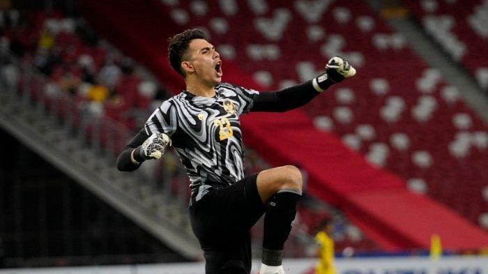 Penjaga gawang Timnas Indonesia, Nadeo Argawinata melakukan selebrasi 