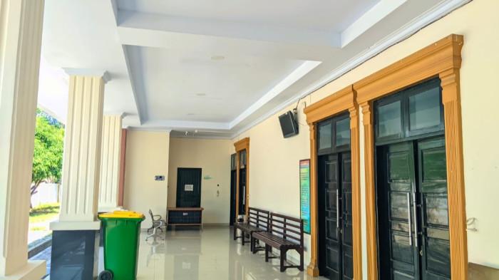 SIDANG KASUS KORUPSI — Foto depan ruang sidang PN Tipikor dan Hubungan Industrial Gorontalo. Hari ini agenda sidang terdakwa Muksin Badar.