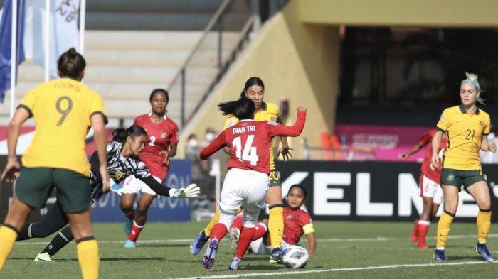 Aksi timnas putri Indonesia vs timnas Australia pada laga Grup B Piala Asia Wanita 2022, Jumat (21/1/2022).