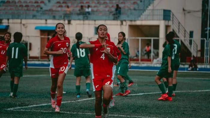 SELEBRASI GARUDA PERTIWI - Selebrasi kapten Timnas Putri Indonesia U17, Jazlyn Kayla, ke gawang Makau pada laga pembuka grup C Kualifikasi Piala Asia U17 Wanita 2026 di Padaythar Football Stadium, Yangon, Myanmar pada Senin (13/10/2025). Jadwal Timnas Putri Indonesia vs Myanmar. (KitaGaruda - 15/10/2025)