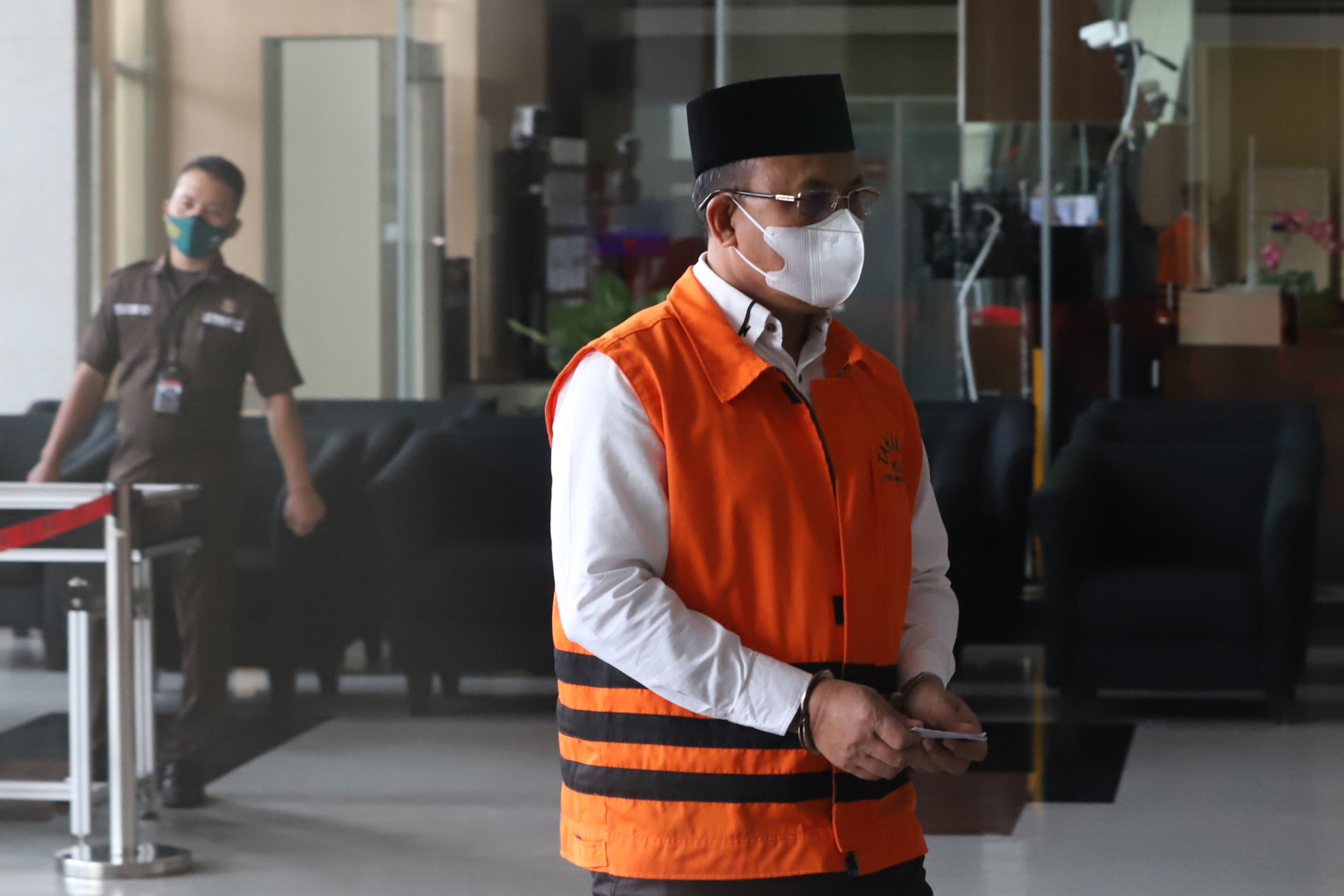 KASUS KORUPSI - Terdakwa Bupati Muara Enim nonaktif, Juarsah berjalan menuju ruang sidang di Gedung Merah Putih KPK, Jakarta Selatan, Kamis (15/7/2021). Juarsah menjalani sidang lanjutan secara virtual dalam kasus dugaan suap terkait proyek-proyek di Dinas PUPR Kabupaten Muara Enim Tahun Anggaran 2019.