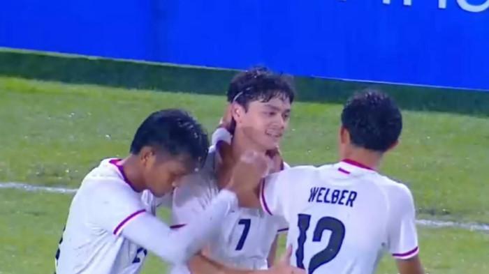 PIALA AFF - Reno Salampessy merayakan gol bersama rekan-rekannya saat Timnas Indonesia U-19 mengalahkan Timor Leste 3-0 pada laga Grup A Piala AFF U-19 2026 di Stadion Utama Sumatra Utara, Kamis (4/6/2026). Pemain Persipura Jayapura itu mencetak gol pembuka kemenangan Garuda Muda dan mengikuti jejak sang ayah, Ricardo Salampessy, mantan pemain Persipura dan Timnas Indonesia. (foto Tangkap Layar)
