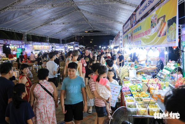 Hàng ngàn du khách trải nghiệm hơn 100 gian hàng tại lễ hội ven biển Đà Nẵng - Ảnh 6.