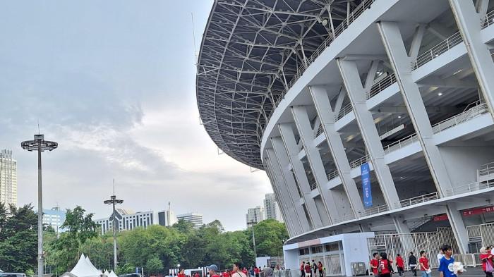 FIFA SERIES - Penonton mulai berdatangan ke Stadion Utama Gelora Bung Karno (SUGBK), Jakarta, menjelang laga Timnas Indonesia melawan Saint Kitts dan Nevis dalam ajang FIFA Series 2026, Jumat (27/3/2026). (Fersianus Waku)
