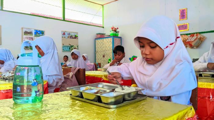 MBG GORONTALO -- Siswa-siswi di Gorontalo saat menikmati sajian MBG dari salah satu SPPG di Gorontalo. Saat ini ada sejumlah SPPG yang belum beroperasi karena terkendala dana dari pusat.