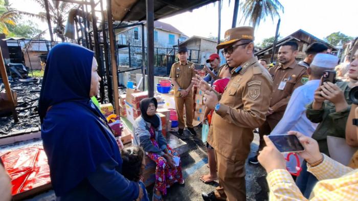 Bupati Tabalong HM Noor Rifani berbincang dengan keluarga dari korban kebakaran di Tanjung, Selasa (9/6/2026)