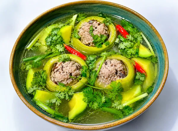 Canh bơ non nhồi thịt từ những trái bơ rụng sau mưa dông - Ảnh 1.