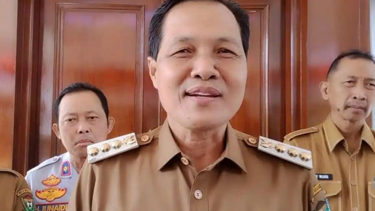 OTT KPK BUPATI - Bupati Muara Enim, Edison, kena OTT KPK, kini ditangkap. Kantor Disdik dan Pemda Muara Enim digeledah, ruang kerja bupati disegel