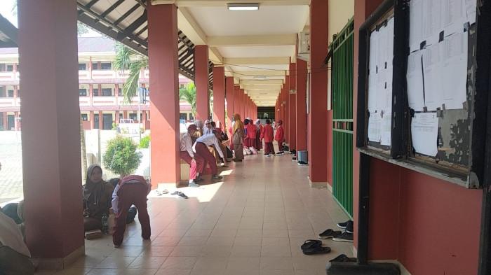 DIIKUTI 385 PELAJAR - Suasana di luar ruangan OSN-K di SMPNTU 1 Jalan Perintis, Tideng Pale, Kecamatan Sesayap, Kabupaten Tana Tidung, Kaltara, Senin (8/6/2026). Sebanyak 385 pelajar SD dan SMP mengikuti OSN-K 2026.