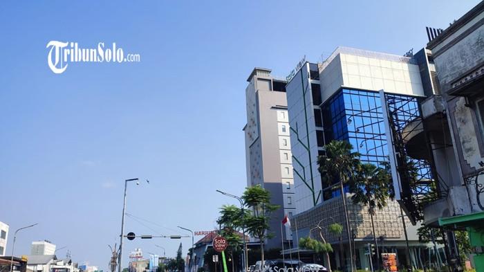 SOLO CERAH - Cuaca cerah di kawasan Sala View, Jalan Slamet Riyadi, Purwosari, Solo, Jawa Tengah, Sukoharjo, Jawa Tengah, pada Rabu (3/6/2026) pagi. Hari ini cuaca Solo diprediksi berawan.