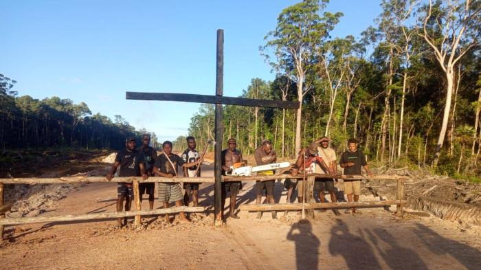 KONFLIK LAHAN - Masyarakat adat dari marga Kamuyend memasang palang salib di Kampung Nakias, Distrik Ngguti, Provinsi Papua Selatan. Mereka ketakutan tanahnya dirampas negara. (dok: LBH Papua Merauke)