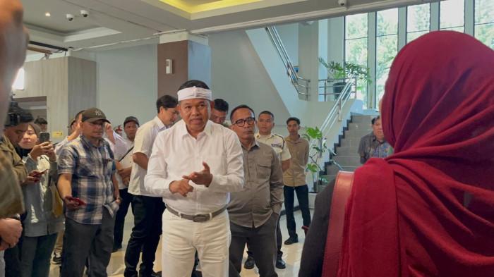TINJAU DISDIK - Gubernur Jawa Barat Dedi Mulyadi mendatangi Gedung Dinas Pendidikan Jawa Barat, di Kota Bandung, Selasa (9/6/2026).