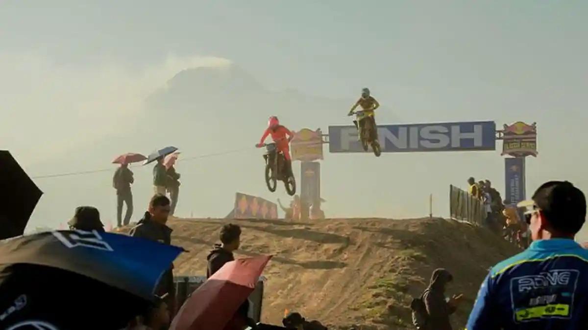 SPORT TOURISM - Lomba motocross di Sirkuit Rizqy Motorsport, Desa Kebonalas, Kecamatan Manisrenggo, Minggu (7/6/2026). Bupati Klaten Hamenang Wajar Ismoyo menyebut motocross berpotensi menjadi sport tourism di Klaten.