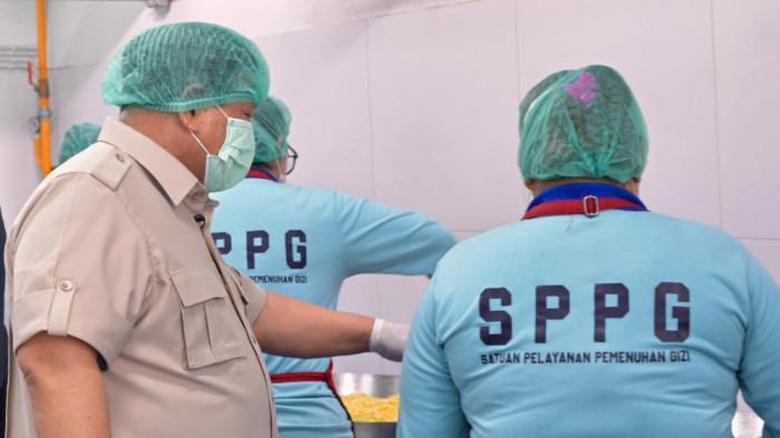 Presiden Prabowo Subianto meninjau Satuan Pelayanan Pemenuhan Gizi (SPPG) di Palmerah, Jakarta, pada Selasa, (2/6/2026).