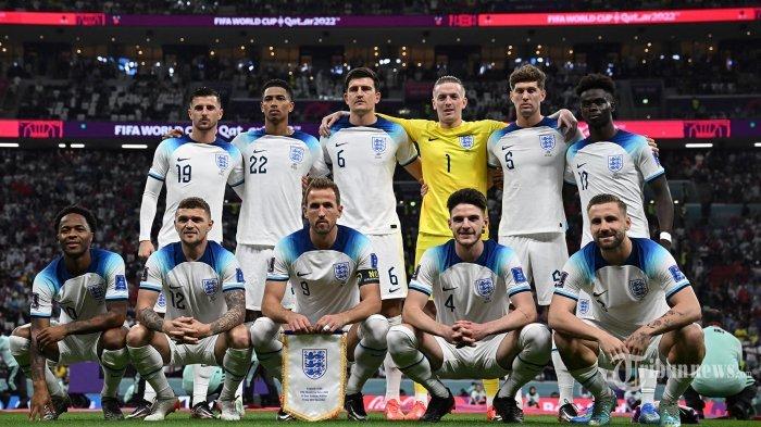 Dari kiri atas) gelandang Inggris #19 Mason Mount, gelandang Inggris #22 Jude Bellingham, bek Inggris #06 Harry Maguire, kiper Inggris #01 Jordan Pickford, bek Inggris #05 John Stones dan penyerang Inggris #17 Bukayo Saka, (bawah dari kiri) Penyerang Inggris #10 Raheem Sterling, bek Inggris #12 Kieran Trippier, penyerang Inggris #09 Harry Kane, gelandang Inggris #04 Declan Rice dan bek Inggris #03 Luke Shaw berpose menjelang pertandingan sepak bola Grup B Piala Dunia Qatar 2022 antara Inggris dan AS di Stadion Al-Bayt di Al Khor, utara Doha.