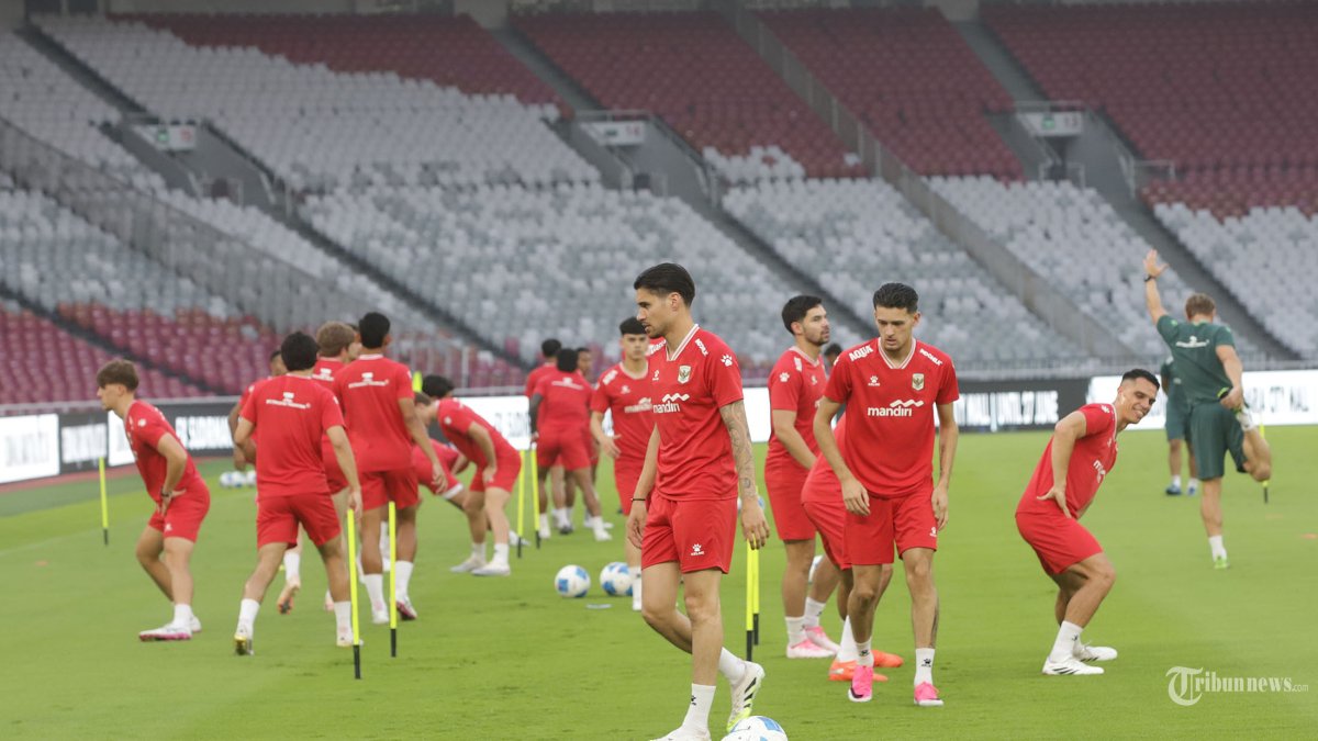 LATIHAN TIMNAS INDONESIA - Sejumlah pemain Timnas Indonesia menjalani sesi latihan resmi jelang pertandingan FIFA Matchday melawan Oman di Stadion Utama Gelora Bung Karno (SUGBK), Jakarta, Kamis (4/6/2026). Laga Indonesia kontra Oman yang akan berlangsung pada Jumat (5/6) menjadi bagian dari persiapan Skuad Garuda untuk menghadapi agenda internasional. Pertemuan kedua tim diprediksi berlangsung menarik mengingat Oman saat ini menempati peringkat ke-79 FIFA, sedangkan Indonesia berada di posisi ke-122 dunia. Tribunnews/Jeprima