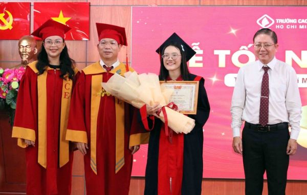 Từng bỏ dở đại học, cô gái trở lại giảng đường và trở thành thủ khoa tốt nghiệp - Ảnh 1.