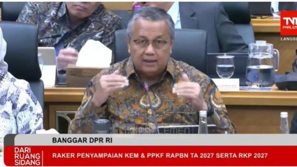 RUPIAH DIPREDIKSI BANGKIT - Gubernur Bank Indonesia Perry Warjiyo menyampaikan paparannya dalam Rapat Kerja Penyampaian Kerangka Ekonomi Makro dan Pokok-Pokok Kebijakan Fiskal (KEM & PPKF) Rancangan Anggaran Pendapatan dan Belanja Negara (RAPBN) dan Rencana Kerja Pemerintah (RKP) 2027 di Gedung DPR RI, Jakarta, Selasa, (9/6/2026). Perry memprediksi rupiah akan bangkit tahun 2027.