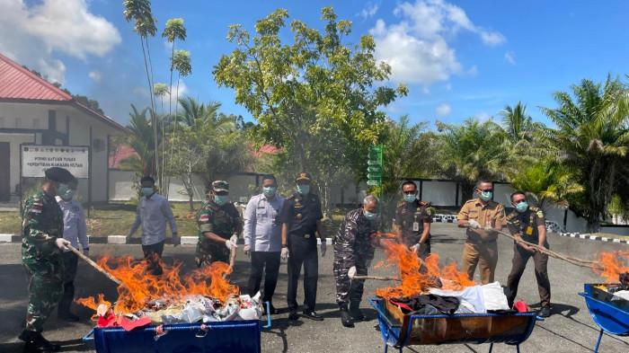 PEMUSNAHAN BARANG BUKTI - Kejaksaan Negeri (Kejari) Nunukan memusnahkan ratusan barang bukti (BB) dari perkara yang telah berkekuatan hukum tetap sepanjang 2025. Pemusnahan digelar di halaman Kantor Kejari Nunukan, Senin (24/11/2025).