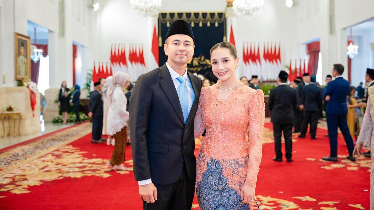 Gaya Nagita Slavina saat dampingi Raffi Ahmad dilantik Utusan Khusus Presiden.