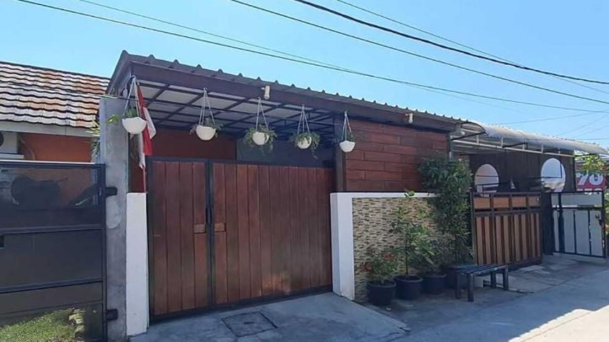 Rumah yang disewa pelaku penipuan puluhan calon pengantin dan vendor yang dijadikan kedok kantor oleh pelaku, rumah tersebut berlokasi di Perumahan Pasadan, Kampung Sembah, Desa Cipedes, Kecamatan Paseh, Kabupaten Bandung, Selasa (9/6/2026).