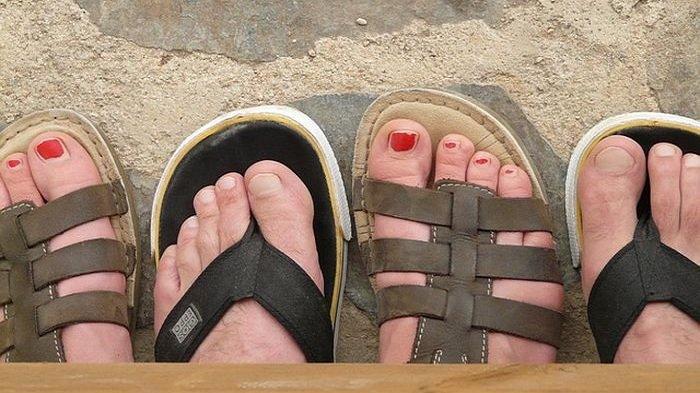Ilustrasi sandal.
